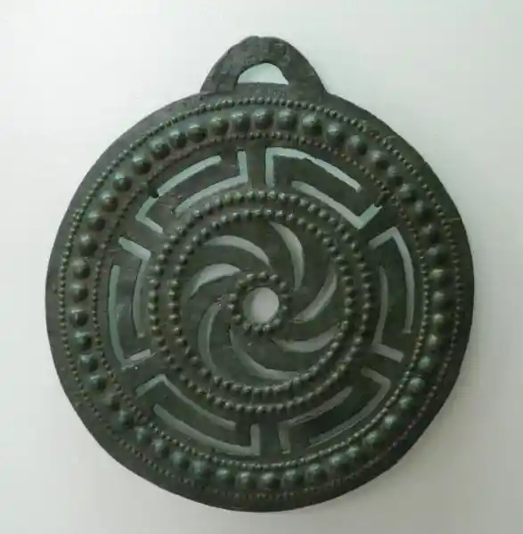 Metal solar disc with two layers of rays, six-pointed sun